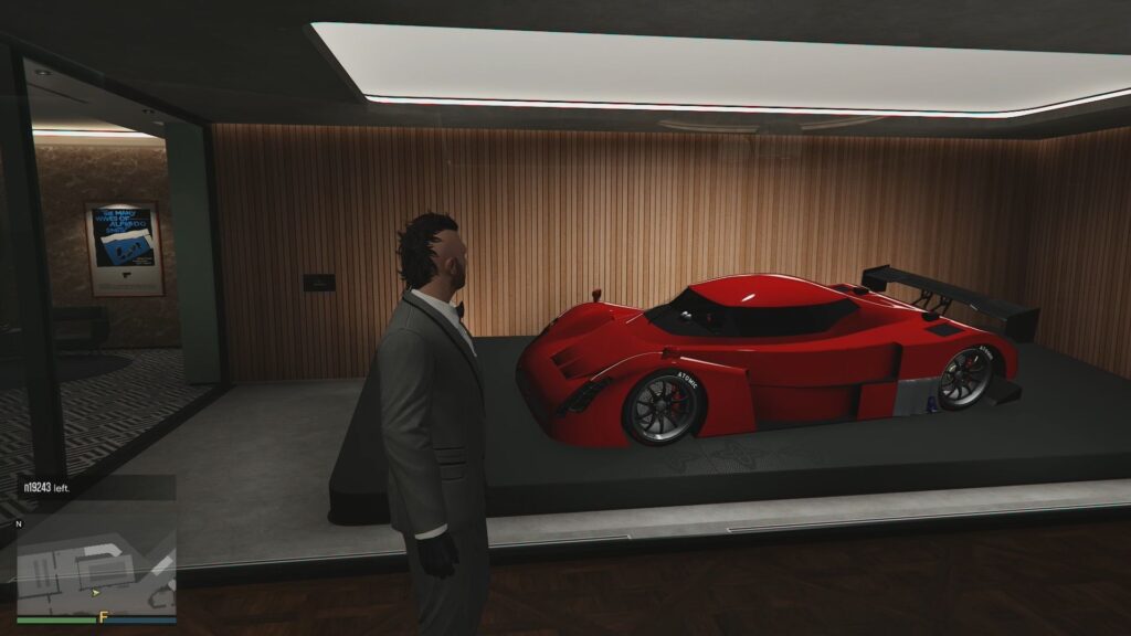 A car on the podium in the GTA Online mansion. 